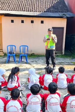 Polisi Sahabat Anak, Puluhan Siswa TK Kunjungi Polsek Slogohimo dan Belajar Tertib Lalu Lintas