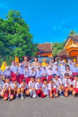 Polisi Jadi Pembina Upacara di SDN 2 Kepatihan, Edukasi Lalu Lintas hingga Cegah Bullying Sejak Dini