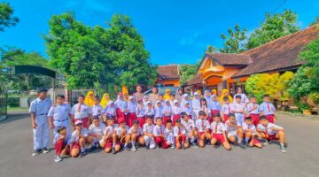 Polisi Jadi Pembina Upacara di SDN 2 Kepatihan, Edukasi Lalu Lintas hingga Cegah Bullying Sejak Dini