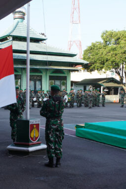 Upacara Bendera 17-an April 2026, Kasi Intel Kasrem 072/Pamungkas Bacakan Amanat Panglima TNI