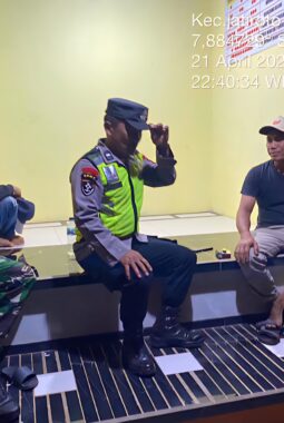 Polisi Sambangi Satkamling Jatiroto, Ajak Warga Aktif Jaga Kamtibmas dan Waspada Hoaks