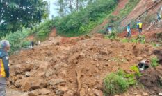 Jalan Provinsi Jalur Caringin di Wilayah Wangunjaya Bungbulang Tertimpa Longsor, Kapolsek Bungbulang Imbau Pengalihan Arus Lalu Lintas