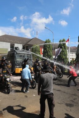 Persiapan hadapi Kontijensi situasi, Polres Semarang Simulasi Sispamkota di Kantor Bupati.