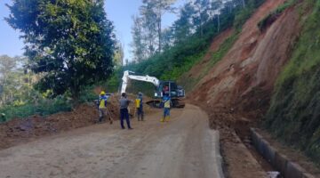 Pasca Longsor  Jalan Provinsi  Jalur Caringin  Bungbulang Berangsur Kembali di Buka