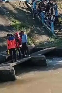 Seorang Bocah Dilaporkan Hanyut Terseret Arus Deras Bendungan Siang Ini !