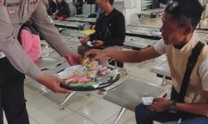 Hangat dan Humanis, Polantas Sapa Warga di Samsat Karanganyar Sambil Bagikan Snack