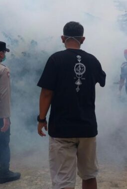 Bhabinkamtibmas Polsek Bungbulang Pantau Pelaksanaan Fogging di Desa Sinarjaya