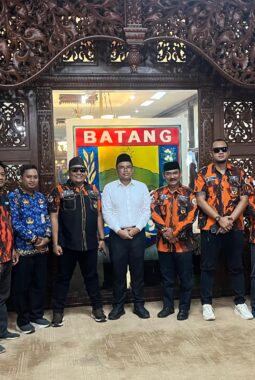 Gandeng Yayasan Alfatihah, MPC Pemuda Pancasila Batang Serahkan 16.000 Mushaf Gratis Ke Pemkab Untuk Masyarakat