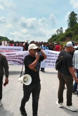 MASYARAKAT PEKANBARU GELAR DEMO DAMAI, DESAK PEMKOT TINDAK LANJUTI PT YABISA SUKSES MANDIRI YANG DIDUGA LANGGAR ATURAN PERPARKIRAN   