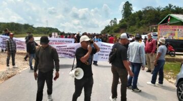 MASYARAKAT PEKANBARU GELAR DEMO DAMAI, DESAK PEMKOT TINDAK LANJUTI PT YABISA SUKSES MANDIRI YANG DIDUGA LANGGAR ATURAN PERPARKIRAN   