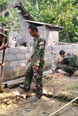 Satgas TMMD Regular Bersama Warga Bangun Rumah Ibu Lasinem 