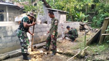 Satgas TMMD Regular Bersama Warga Bangun Rumah Ibu Lasinem 