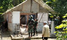 Satgas TMMD Regular Bersama Warga Bangun Rumah Ibu Lasinem 