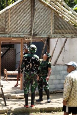 Satgas TMMD Regular Bersama Warga Bangun Rumah Ibu Lasinem 