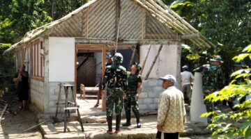 Satgas TMMD Regular Bersama Warga Bangun Rumah Ibu Lasinem 