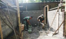 Satgas TMMD Reguler Bersama Warga Bangun RTLH Milik Bapak Poniman