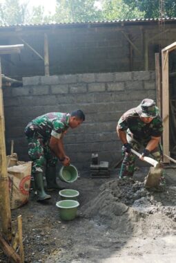 Satgas TMMD Reguler Bersama Warga Bangun RTLH Milik Bapak Poniman