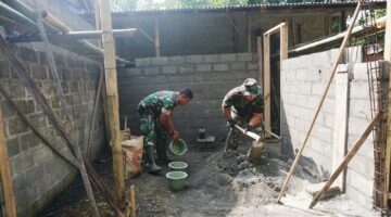 Satgas TMMD Reguler Bersama Warga Bangun RTLH Milik Bapak Poniman