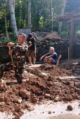 Satgas TMMD Reguler Bersama Warga Bangun RTLH Milik Ibu Waginem