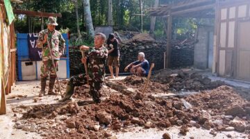 Satgas TMMD Reguler Bersama Warga Bangun RTLH Milik Ibu Waginem