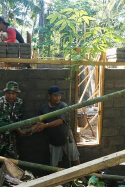 Satgas TMMD Reguler dan Warga Bangun Rumah Pak Poniran