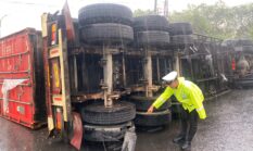 Truk Bermuatan Jagung Terguling di Simpang Tugu 45 Wonogiri, Polisi Sigap Amankan Lokasi