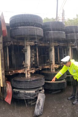 Truk Bermuatan Jagung Terguling di Simpang Tugu 45 Wonogiri, Polisi Sigap Amankan Lokasi