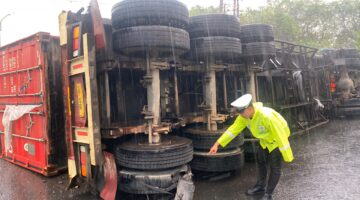 Truk Bermuatan Jagung Terguling di Simpang Tugu 45 Wonogiri, Polisi Sigap Amankan Lokasi