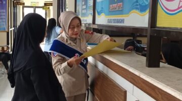 Polantas Menyapa, Satlantas Karanganyar Edukasi Masyarakat soal Pembuatan dan Perpanjangan SIM