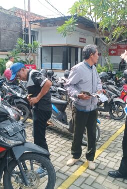 Satlantas Karanganyar Sosialisasikan Tata Cara Bayar Pajak dan Ganti Plat Kendaraan Lewat Program Polantas Menyapa