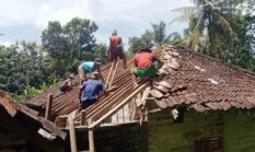 Atap Rumah Bu Parni Dibongkar Diganti Baru Dengan Bantuan Aladin   