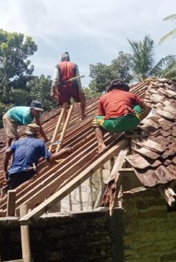 Atap Rumah Bu Parni Dibongkar Diganti Baru Dengan Bantuan Aladin   