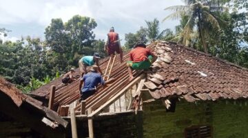Atap Rumah Bu Parni Dibongkar Diganti Baru Dengan Bantuan Aladin   
