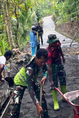 Pengerjaan Rabat Beton Jalan Padukuhan Senden