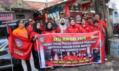 Sentuhan Humanis Polisi, Polwan Polres Kendal Bagikan Bunga saat May Day