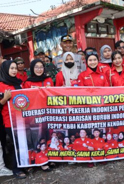 Sentuhan Humanis Polisi, Polwan Polres Kendal Bagikan Bunga saat May Day