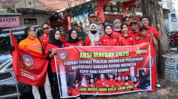 Sentuhan Humanis Polisi, Polwan Polres Kendal Bagikan Bunga saat May Day