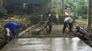 Wadan Satgas TMMD Reguler Awasi Pengerjaan Rabat Beton Jalan 