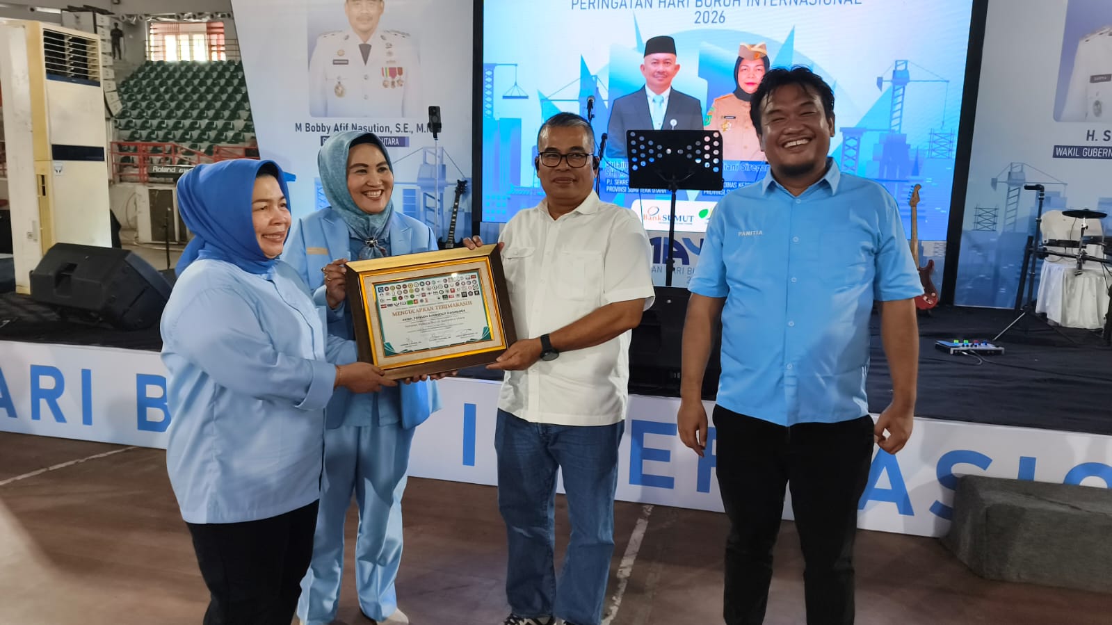 Kapoldasu Irjen Pol Whisnu Hermawan Februanto menyerahkan penyerahan klaim BPJS kepada perwakilan serikat pekerja/serikat buruh pada peringatan Hari Buruh Internasional (May Day) di Gedung Serbaguna Pemprovsu Jl. Williem Iskandar Desa Medan Estate, Kecamatan Percut Seituan Kabupaten Deliserdang, Jumat (1/5).