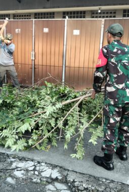 Peduli Kebersihan Lingkungan, Babinsa Serengan Bersama Linmas Serenagn Kerja Bakti