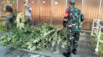 Peduli Kebersihan Lingkungan, Babinsa Serengan Bersama Linmas Serenagn Kerja Bakti