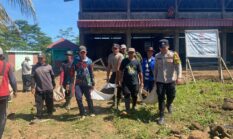 Wujudkan Lingkungan Asri, Bhabinkamtibmas Gelar Kerja Bakti di Kawasan KDKMP Desa Sinarjaya 
