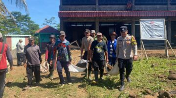 Wujudkan Lingkungan Asri, Bhabinkamtibmas Gelar Kerja Bakti di Kawasan KDKMP Desa Sinarjaya 
