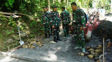 Dansatgas TMMD Tinjau Pembangunan Rabat Beton Jalan Padukuhan Senden