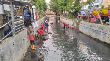 Warga Karang Kidul Bersama TNI-Polri Gelar Aksi Bersih Sungai di Semarang Tengah