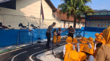 Polisi Sahabat Anak Hadir di TK Kemala Bayangkari Wonogiri, Edukasi Lalu Lintas Dikemas Menyenangkan