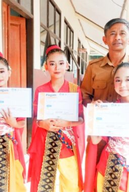Haru dan Bangga, Orang Tua Gesti Siswi SDN 3 Bojong, Tak Kuasa Bendung Air Mata Usai Anaknya Juara FLS3N di Bungbulang