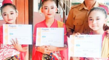 Haru dan Bangga, Orang Tua Gesti Siswi SDN 3 Bojong, Tak Kuasa Bendung Air Mata Usai Anaknya Juara FLS3N di Bungbulang