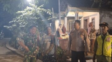 Babinsa dan Bhabinkamtibmas Patroli Kamtibmas di Wonosamodro, Warga Diimbau Tingkatkan Kewaspadaan
