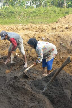 Semangat Ibu-Ibu Warnai TMMD Wonosegoro: Dari Cangkul Sederhana untuk Jalan Masa Depan Desa